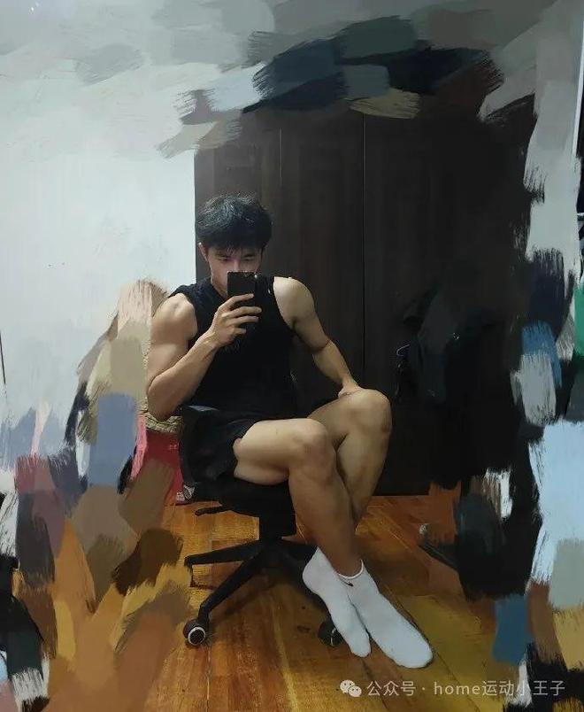 杏彩体育，肌肉与大脚的碰撞！健身小哥秀这双脚藏不住了